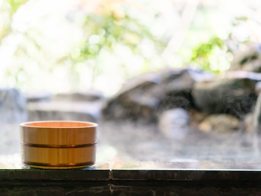 【鳥取県の人気日帰り温泉】「温泉館ホットピア鹿野」は光と花に囲まれた開放的な大浴場と充実のサウナをリーズナブルに楽しめる施設
