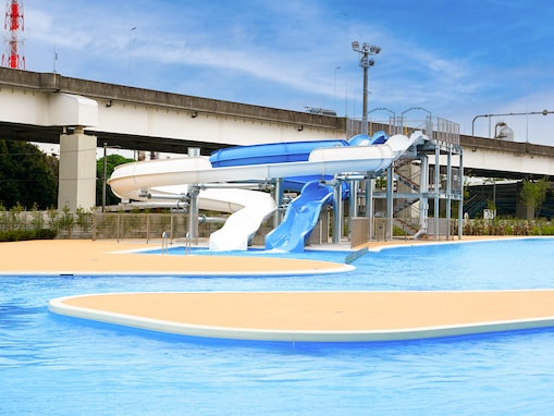 横浜市のプール4選！ 1時間100円の格安市民プールから、みなとみらいを一望できるホテルのプールまで