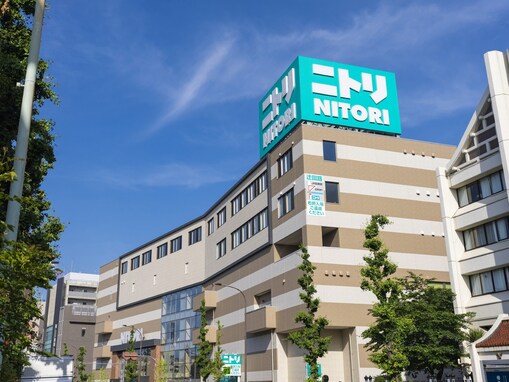 「省スペースで部屋干しが増設できた」ニトリの“ワンタッチ式突っ張り物干し”、ボタン一つで簡単設置