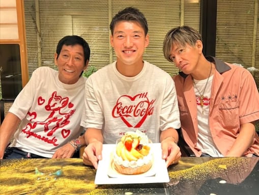 「めんつすご」堂安律、木村拓哉＆明石家さんまとのスリーショットを公開！ 「嘘みてーな構図でえぐい」