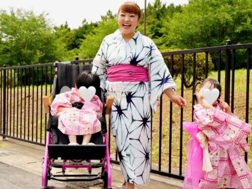 「ポーズが最高にかわいい！」柳原可奈子、浴衣姿の親子ショットを披露！ 「艶やかな3人姉妹（笑）」