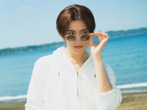 「爽やかイケメンすぎ」向井康二の“海デート”ショットに「めまい起こしそう」「かっこよすぎて溶けた」