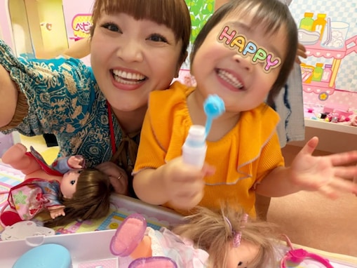 「これはビビる」柳原可奈子、3歳次女の“推し”とのグリーティングを公開！ 「親子で推し活、憧れます」