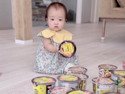 「カレーみそきんが届きましたぁぁぁぁ」 辻希美、大量のHIKAKIN新作に囲まれた娘の姿を披露！