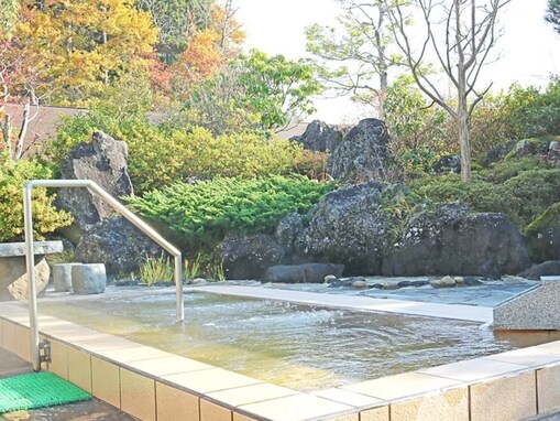【宮城県の人気日帰り温泉】「花おりの湯」は植物性由来のモール泉を毎分930リットル贅沢に流し込む施設。源泉かけ流し温泉でリラックス
