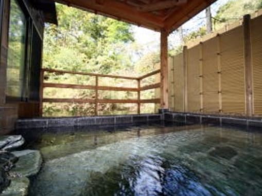 【神奈川県の人気日帰り温泉】「かぶと湯温泉 山水楼」はひなびた秘湯の一軒宿。清流の風呂場や木立の風呂場でリラックス
