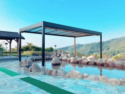 【佐賀県の人気日帰り温泉】「山茶花の湯」は佐賀平野と脊振山脈を一望できる絶景温泉施設。天然湧水掛け流しのお風呂でリラックス