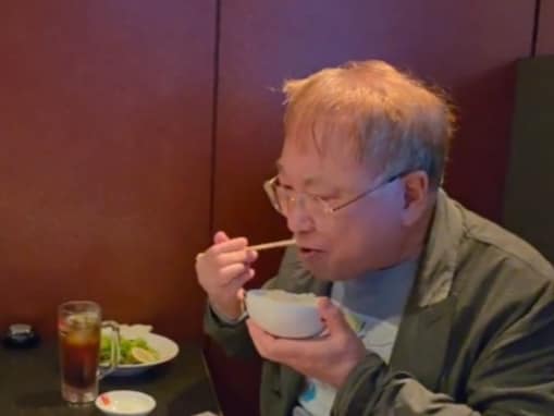「肉がどう見ても生だそ？」高須克弥氏、生肉食べる？ 動画に心配の声「焼かない焼肉」「大丈夫なのかな？」