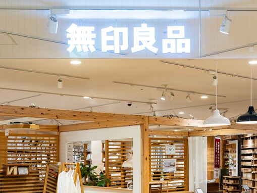 「アルミ製だから軽いです」無印良品の「アルミ角型ハンガー」が大人気。一人暮らしにちょうど良いサイズ感