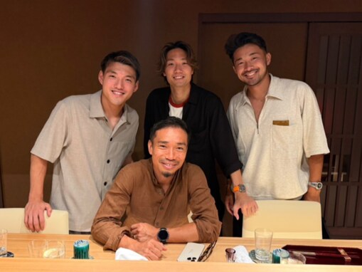 「あら。真ん中に"時の人"」堂安律、日本代表プライベートショット公開「陽キャ揃いで楽しそうなメンツ」