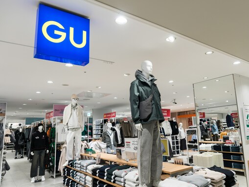 「肩からはみ出さない」GUのビッグカラーブラウスが話題。大きな襟でも大人っぽく着られる