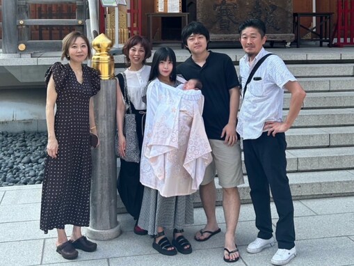 「おばあちゃんには見えませんね」室井佑月、お宮参りの家族ショットに反響！「室井さん綺麗すぎる…」