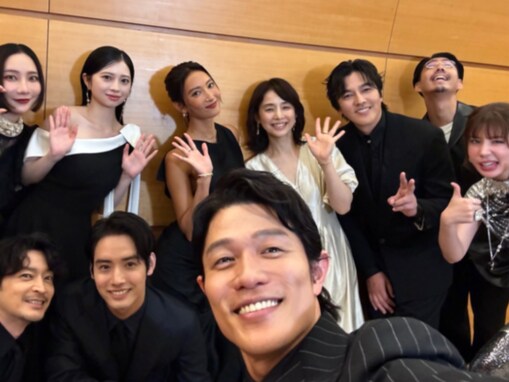 「まさにアベンジャーズ」鈴木亮平、“TEAM MER”の集合写真にファン歓喜！ 「ほんと最高」「メッチャいい」