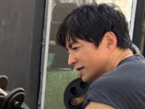 「私の太もも並み」大沢たかお、太過ぎる腕際立つトレーニング姿！ 「デカ男!!」「色気が爆発してる」