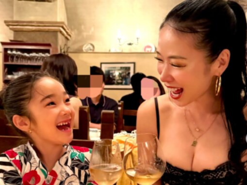 「恐ろしい夏休み突入」紅蘭、娘との親子ショット公開「美人姉妹みたいな親子」「天使ちゃん可愛すぎ」