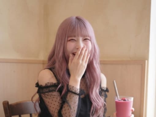 「YOASOBIの幾田りらみたい」女装姿が話題の2児の父親、食事ショットに反響「なんかパパ健康的になったな」