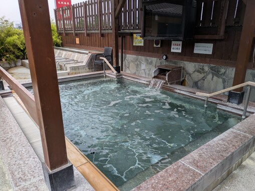 天然温泉の露天岩風呂と檜風呂に、遠赤外線サウナと木紋石蒸気浴。大阪府の人気スーパー銭湯「極楽湯 堺泉北店」の魅力とは