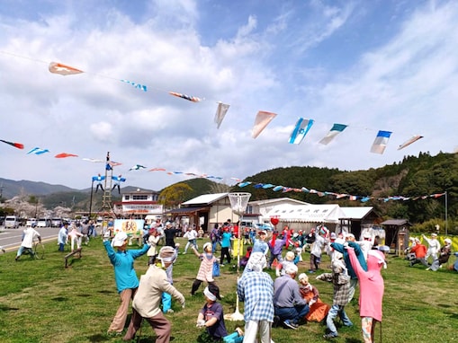【熊本県天草市】道の駅「宮地岳かかしの里」は廃校を再利用したユニークな“かかし”の人気スポット