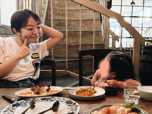 「こんなに大きくなってる！」峯岸みなみ、娘とお揃いポーズの親子ショット！ 「夫婦似てきた気がする」
