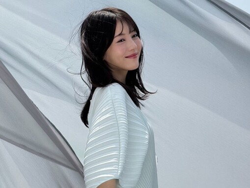 「清楚だし透明感凄い…」浜辺美波、“風”イメージ撮影オフショットを披露！ 「素敵すぎる」「可愛い笑顔」