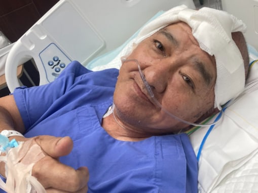 スリムクラブ真栄田、右耳切除した父の姿を公開。「初めて聞くガンの名前だ…」「お父さん似」