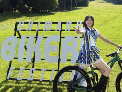 「に、ニーハイです…天然の…」美人アイドル、美脚ショットに反響「バイカーの誇りじゃないですかね」