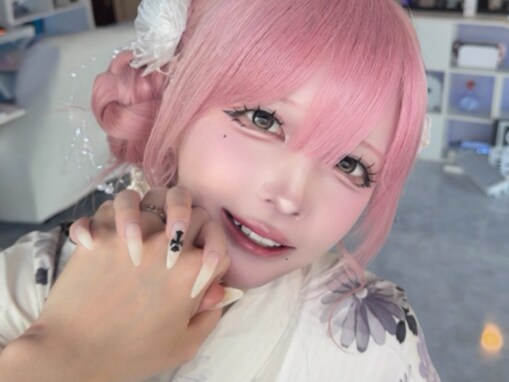 「この手はまさか、、」人気YouTuber、手つなぎショットに「旦那さんの手綺麗すぎ」「天使ですか！？」