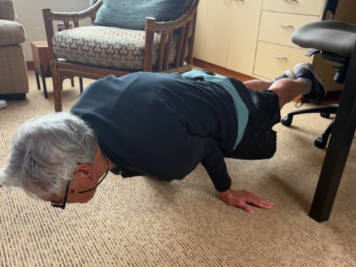 「本当に？AIじゃないの？」お笑い芸人、84歳父の“バケモン”姿を公開「仙人かよ」「凄すぎる…！」