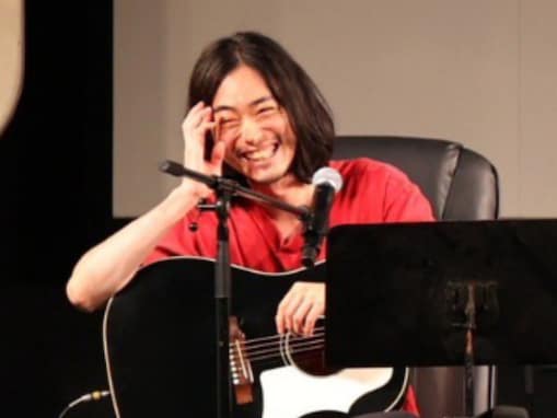 「めっちゃ髪伸びてる！」菅田将暉、長髪＆ひげ姿の最新ショット反響！ 「楽しそうな笑顔」「お髭ー」