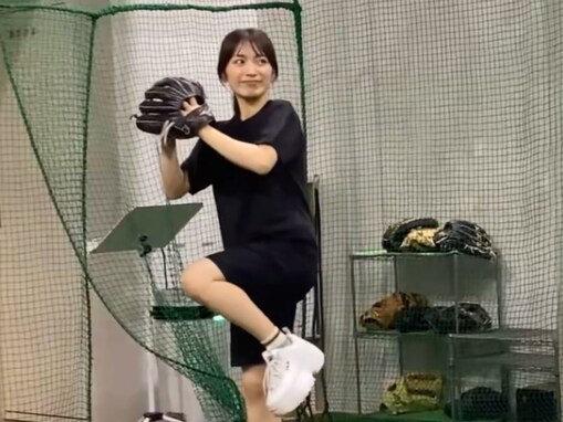 「こんな厚底でさすがに無理ある」miwa、投球フォームに絶賛の声「もうピッチャーやん」「副業：投手？」