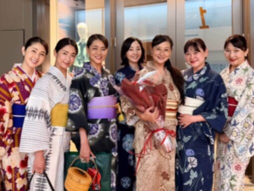 「美人しかおらんやん」前田典子、“浴衣で集合”サプライズ誕生日会に反響「皆さん若々しくて美しい」
