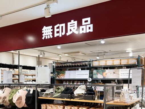 「ウッ…かわいい…」無印良品の「ベロア深履きシューズ」に夏だけでなく秋冬も待望の声