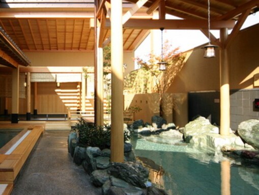 【石川県の人気スーパー銭湯】「極楽湯 金沢野々市店」は黄緑色のきれいな泉色が特徴の天然温泉やサウナを楽しめる施設