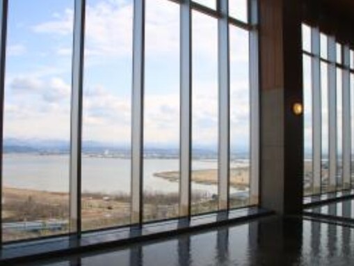 【石川県の人気日帰り温泉】「展望温泉ほのぼの湯」は自家源泉100％の良質な温泉と雄大な眺めを楽しめる施設。河北潟や立山連峰を望む大パノラマでリラックス