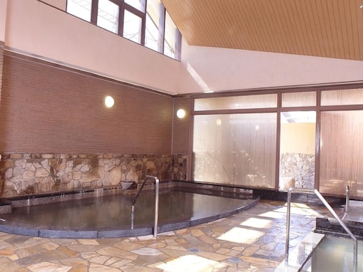 【滋賀県の人気日帰り温泉】「マキノ高原温泉さらさ」は雄大な自然の中で男女別のお風呂や水着で楽しめるバーデプールを満喫できる施設