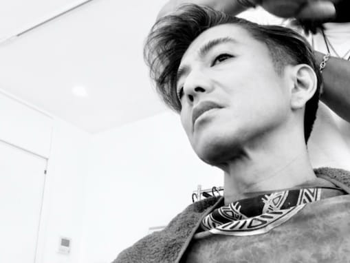 木村拓哉、まつ毛の長さ際立つローアングルショット！ ヘアメイク中のイケメンな姿を披露
