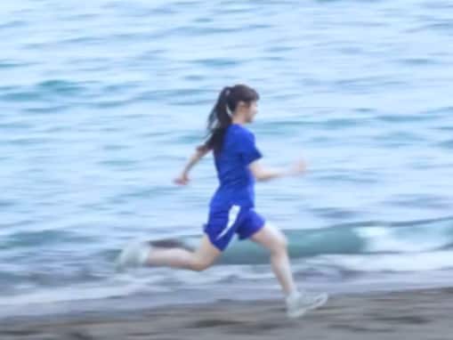 「砂浜でこの健脚」マクドナルド新CM出演アイドル、脚力に注目集まる「カメラマンをぶっち切ってNG」