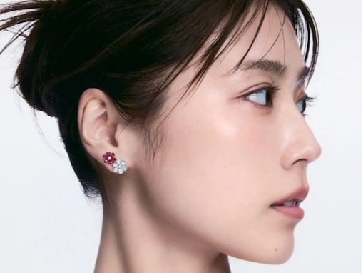 有村架純、高級ジュエリー身にまとうモデルショットに反響！ 整った美しい横顔が目を引く姿