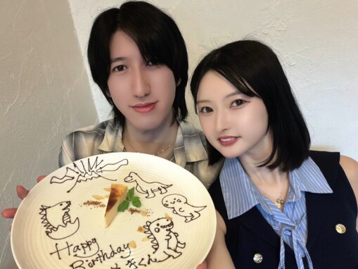 「妻に祝ってもらった」人気YouTuber、30歳誕生日に美人妻との顔出しショット公開「大人の階段一つ登った」