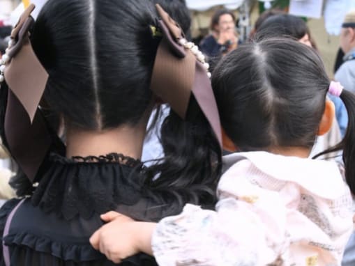 「どう見ても姉妹にしか見えません」女装が話題の2児の父、娘との2ショットに反響！ 「ママに見える」