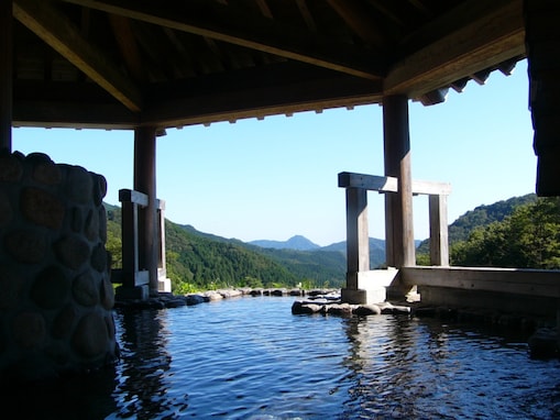 【岡山県の人気日帰り温泉】「のとろ温泉天空の湯」は標高が高いロケーションで四季の自然を満喫できる施設