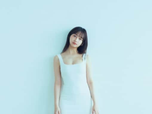 「切なくなる」影山優佳、意味深な美脚ショット公開「無造作に服をかけられたり、 倒されたり」