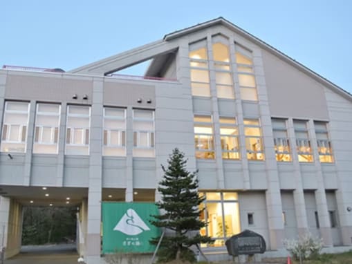 【新潟県の人気日帰り温泉】「森の湯小屋 さぎの湯 しらさぎ荘」は豊かな自然と読書も楽しめる日帰り温泉施設。260年以上の歴史ある温泉を堪能
