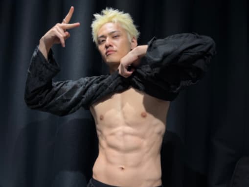 「想像の100倍上」人気YouTuber、バキバキ腹筋に驚きの声「まじ肉体美すぎて、、」「本当にびっくりした！」