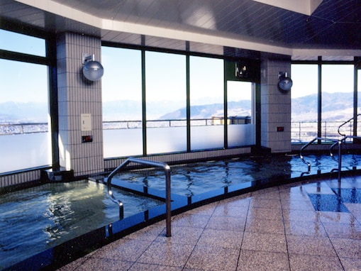 【山梨県の人気スーパー銭湯】「天空の湯」は甲府盆地や南アルプスを一望できる絶景温泉施設。高アルカリ性の温泉でリラックス