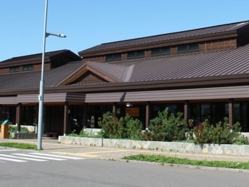 【北海道】知床の玄関口に建つ番屋風の「道の駅うとろ・シリエトク」。エゾ鹿バーガーとこけももソフトはここだけの味