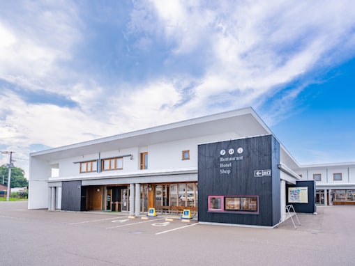 【北海道大空町】ホテル・ガソリンスタンド併設の道の駅「ノンキーランドひがしもこと」。名物「のんき〜焼き」を求む客足も