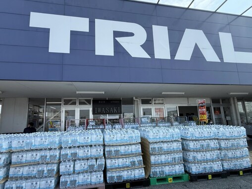 「さすが我らのトライアル」ディスカウントストア、熊本八代店に水を大量入荷「心強い写真だな」「凄い在庫力」