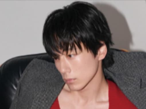 「胸元が色っぽい」坂口健太郎、胸筋際立つモデルショットにファンもん絶！ 「大人な雰囲気いっぱい」