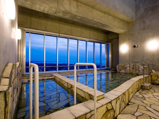 立山連峰と富山湾を望む展望風呂に、水深333mの海洋深層水風呂。富山県の人気日帰り温泉「滑川市民交流プラザ あいらぶ湯」の魅力とは